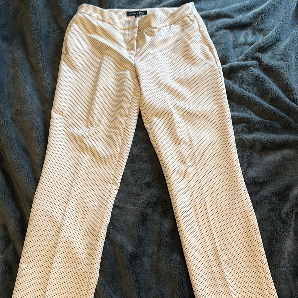 Size 8 women’s dress pants. Super comfy and stretch material.